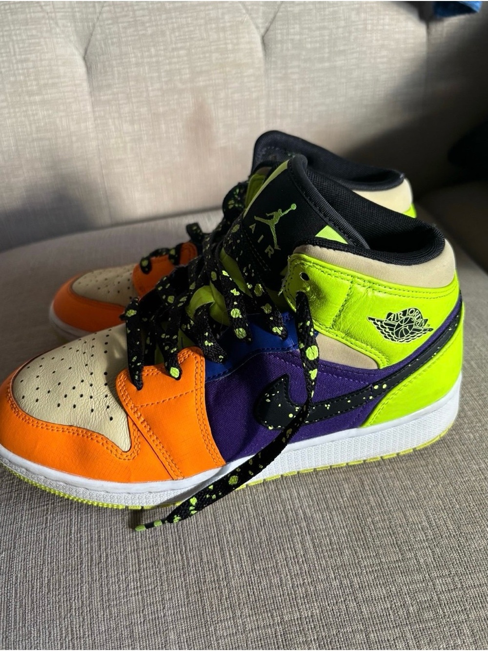 Air Jordan 1 Mid SE GS Volt Vivid Orange size 6 boys or 7.5 in woman’s